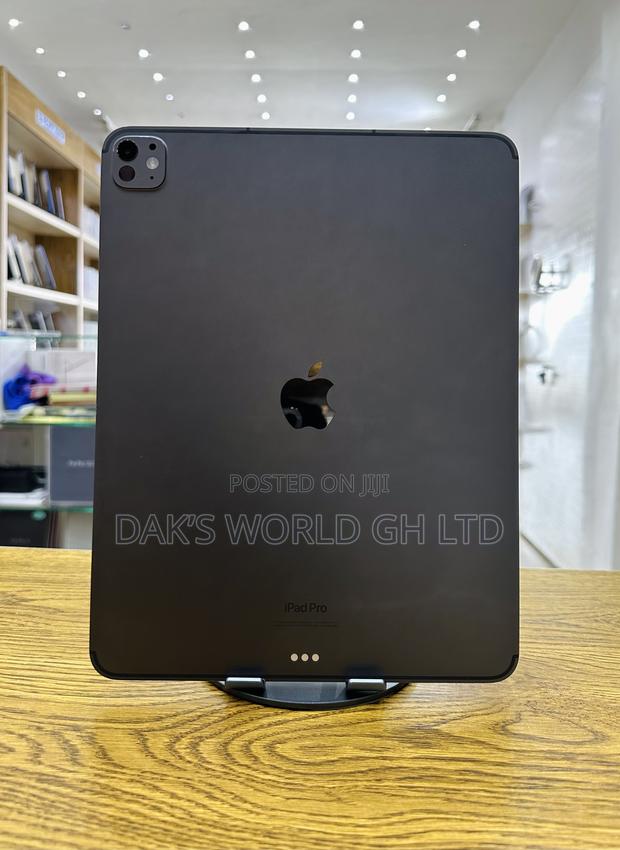 Apple iPad Pro 13 (2024) 1 TB Gray · Photo 3