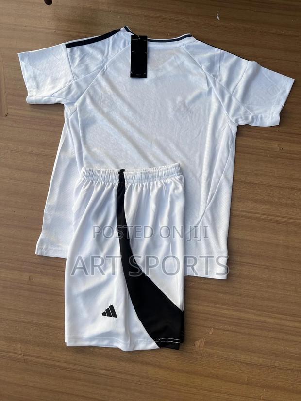24 / 25 Real Madrid Home Kids Jersey · Photo 4