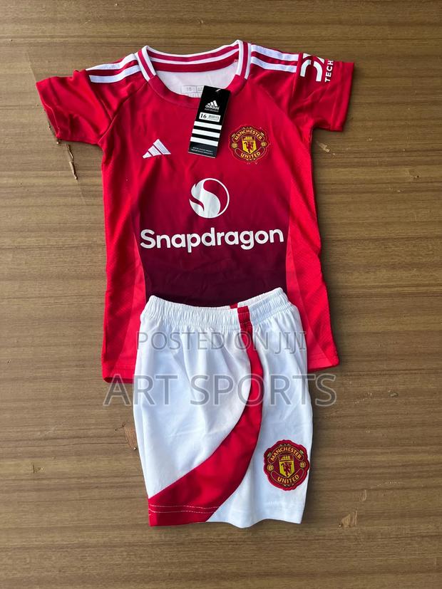 24 / 25 Manchester United Home Kids Jersey · Photo 2
