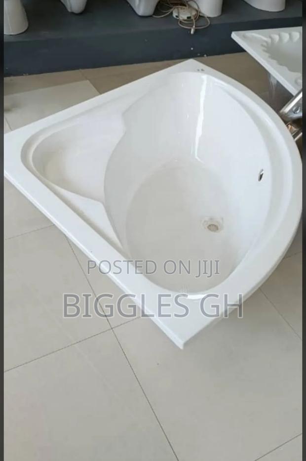 Corner Fiber Bathtub · Photo 3