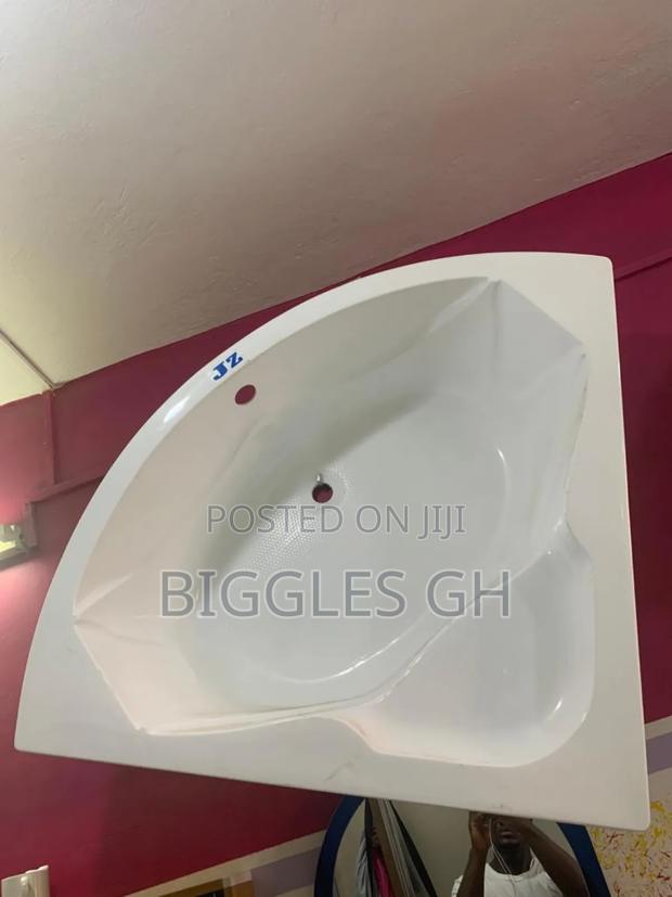 Corner Fiber Bathtub · Photo 4