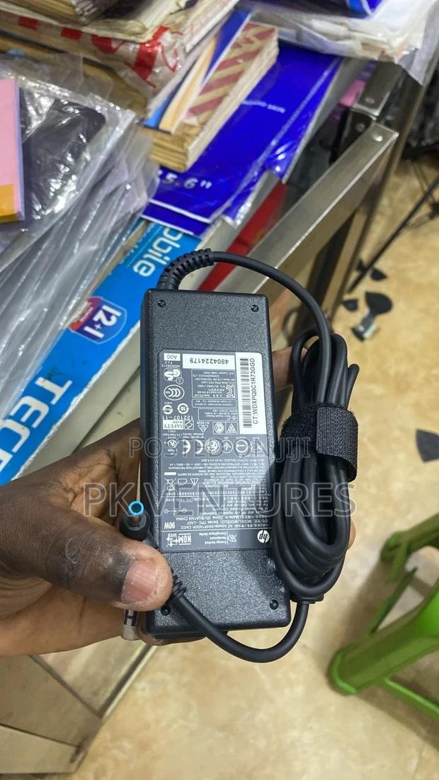 HP 65W Blue Pin Laptop Power Adapter · Photo 4