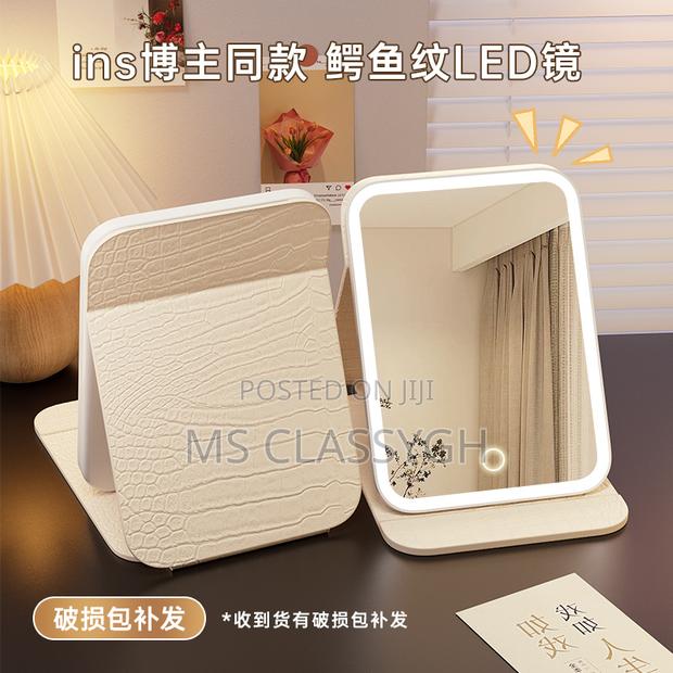Makeup Mirror LED Light High-Grade Leather Mirror Home Deskt · Photo 3