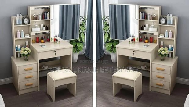 Organised Dressing Mirror · Photo 1