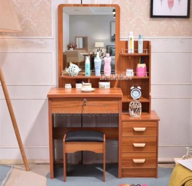 Durable Dressing Mirror · Photo 1