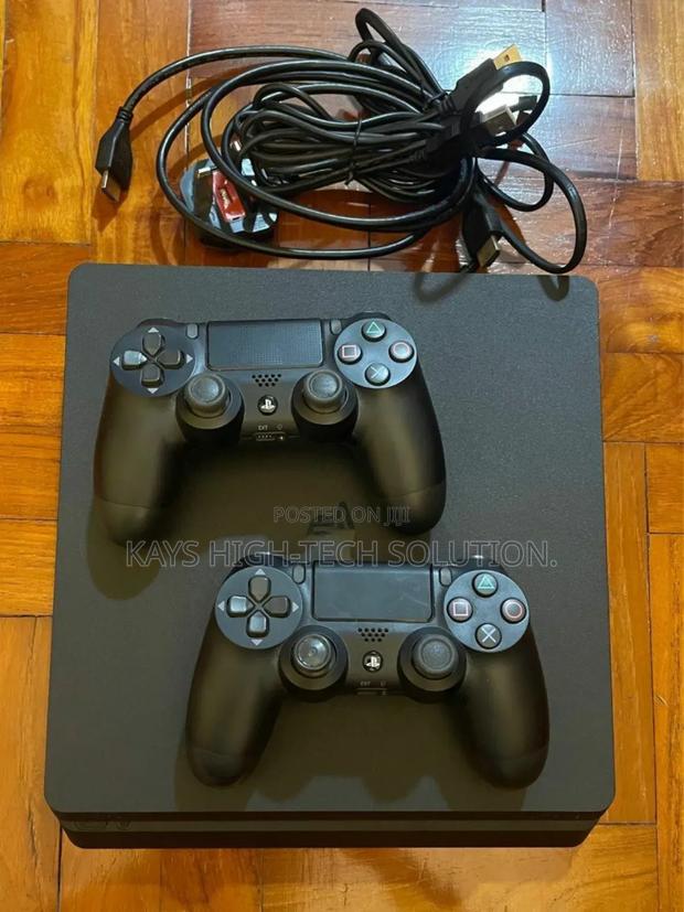 Playstation 4 Slim Jailbreak, 2 Controllers 18 Games · Photo 4