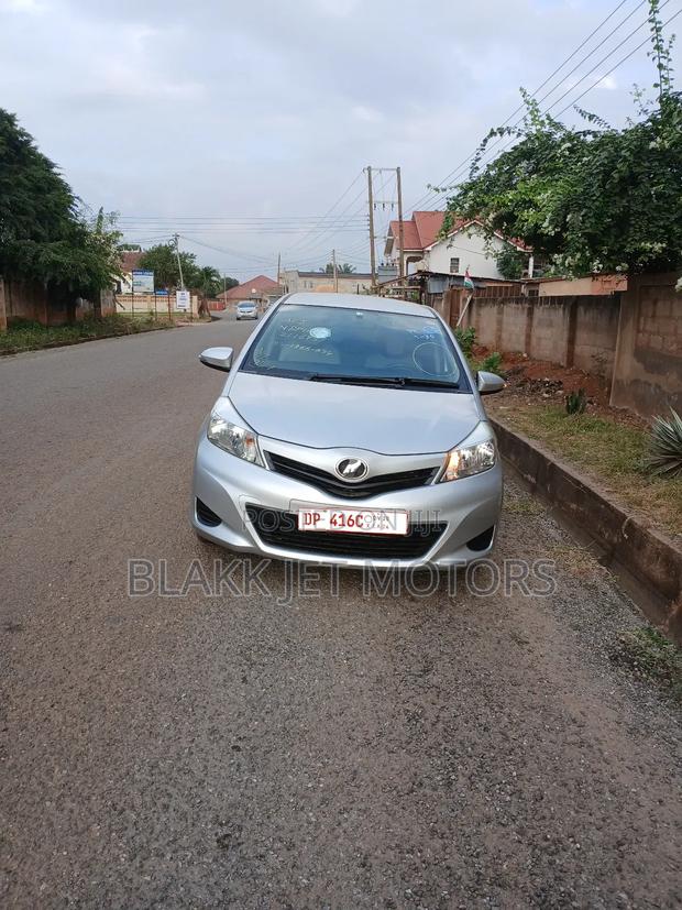 Toyota Vitz 1.3 FWD 5dr 2013 Silver · Photo 2