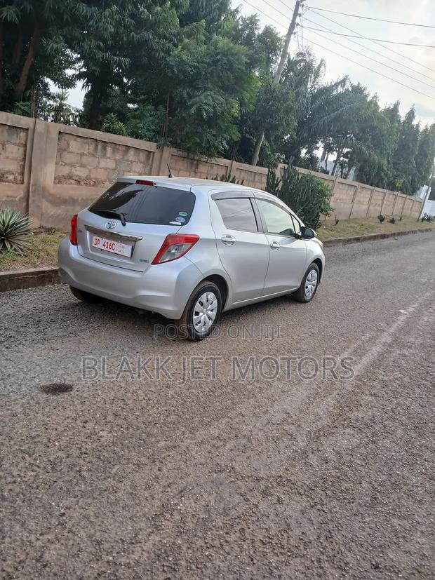 Toyota Vitz 1.3 FWD 5dr 2013 Silver · Photo 3