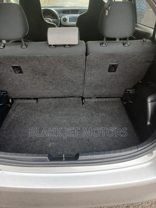 Toyota Vitz 1.3 FWD 5dr 2013 Silver · Photo 4