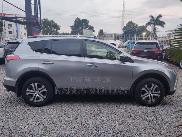 Toyota RAV4 XLE AWD (2.5L 4cyl 6A) 2017 Silver