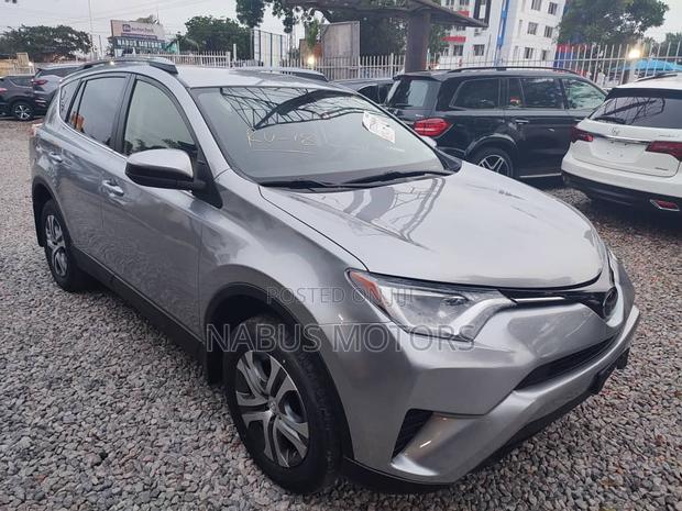 Toyota RAV4 XLE AWD (2.5L 4cyl 6A) 2017 Silver