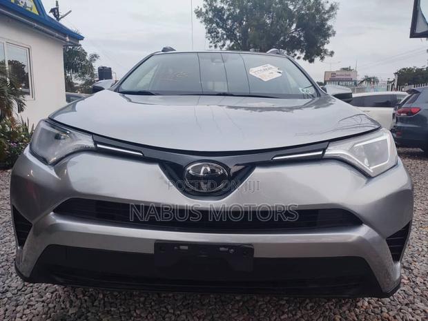Toyota RAV4 XLE AWD (2.5L 4cyl 6A) 2017 Silver