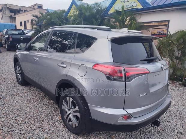 Toyota RAV4 XLE AWD (2.5L 4cyl 6A) 2017 Silver