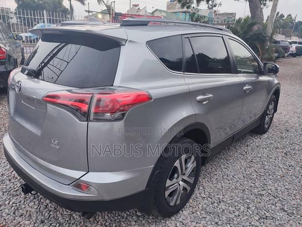 Toyota RAV4 XLE AWD (2.5L 4cyl 6A) 2017 Silver