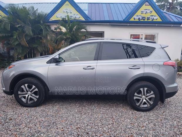Toyota RAV4 XLE AWD (2.5L 4cyl 6A) 2017 Silver