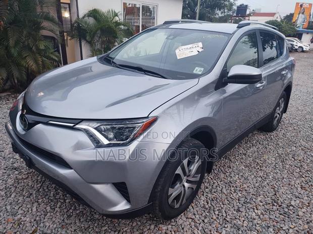 Toyota RAV4 XLE AWD (2.5L 4cyl 6A) 2017 Silver