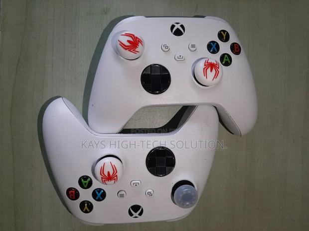 Xbox Series S/X Controllers Available · Photo 4