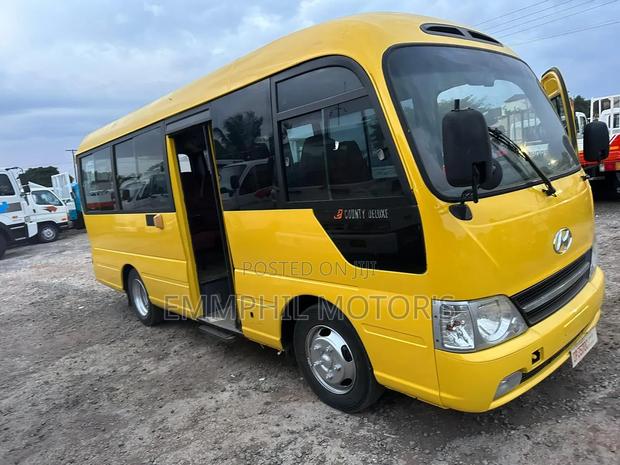 Hyundai County 2014 Yellow photo 3