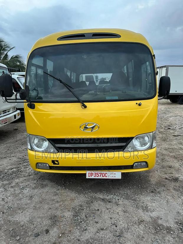 Hyundai County 2014 Yellow