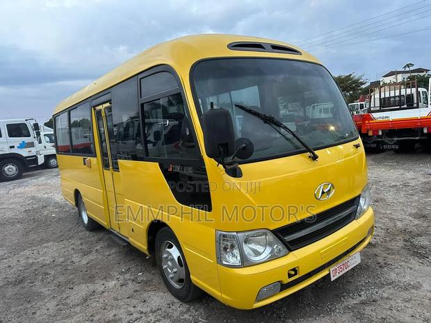 Hyundai County 2014 Yellow photo 2