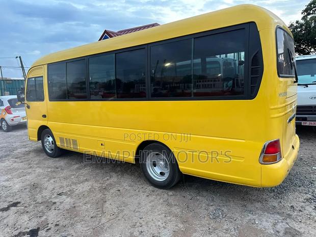 Hyundai County 2014 Yellow photo 5