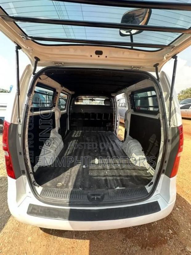 Hyundai Starex 2014 White photo 6