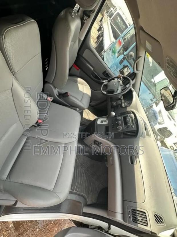 Hyundai Starex 2014 White photo 2