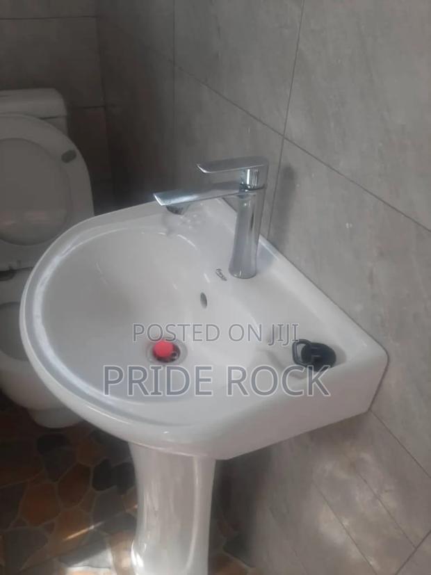 Wash Hand Basin With Pedestal Stand and Tap Set · Photo 4