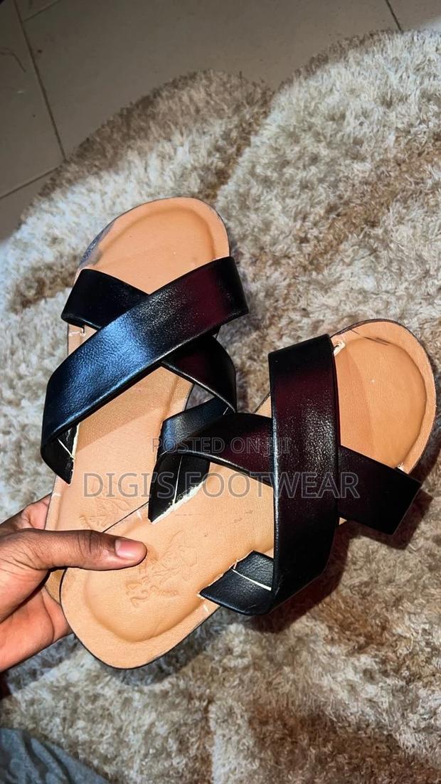 Black Leather Crossed Slippers · Photo 4