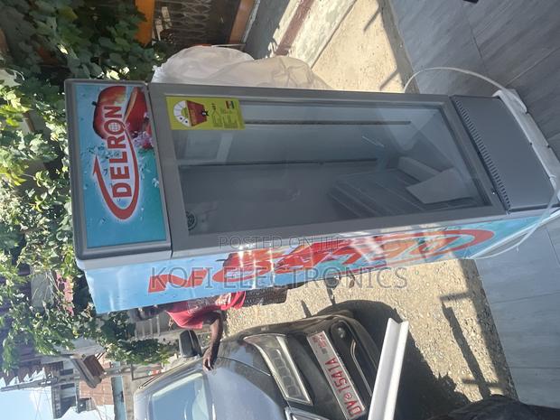 Delron DDF-220 Showcase Display Cooler With Lock Key · Photo 2