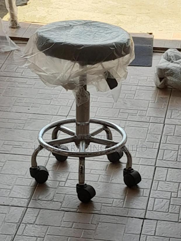 Lab Revolving Stool · Photo 2