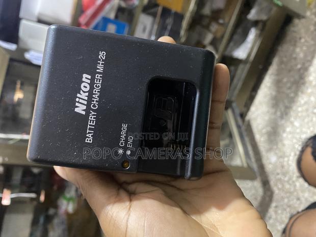 Nikon MH25 Charger · Photo 3