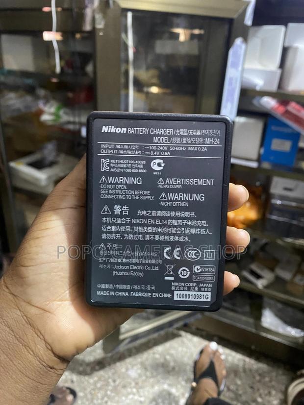 Nikon MH24 Charger · Photo 4