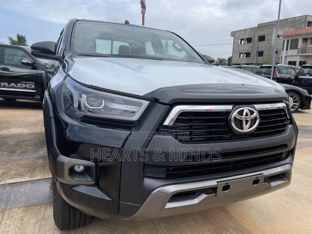 New Toyota Hilux 2023 Gray photo 2