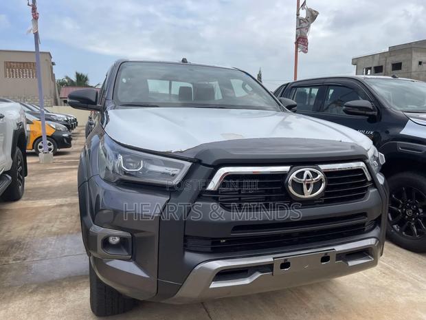 New Toyota Hilux 2023 Gray photo 3