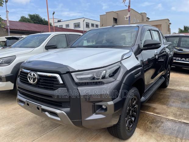 New Toyota Hilux 2023 Gray photo 4