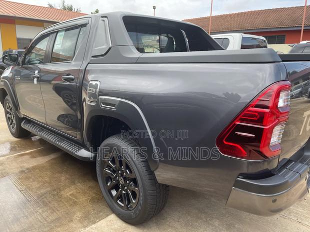 New Toyota Hilux 2023 Gray photo 5