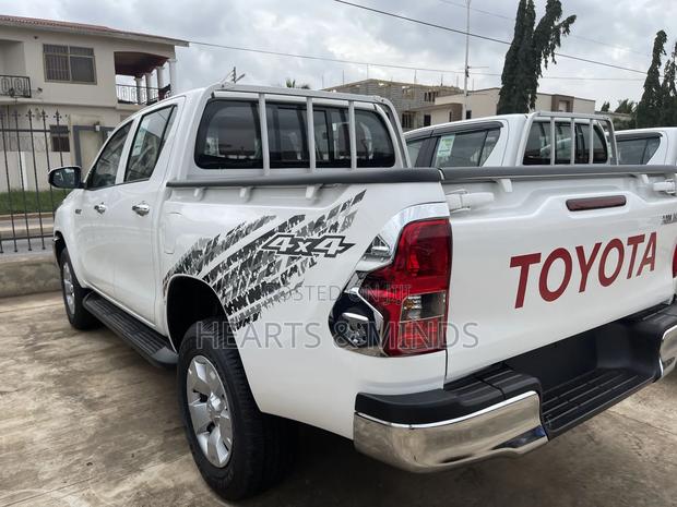 New Toyota Hilux 2023 White photo 2