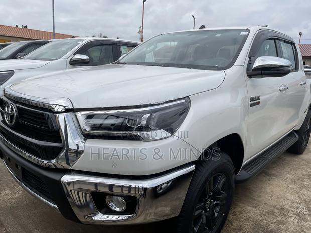 New Toyota Hilux 2023 White photo 3