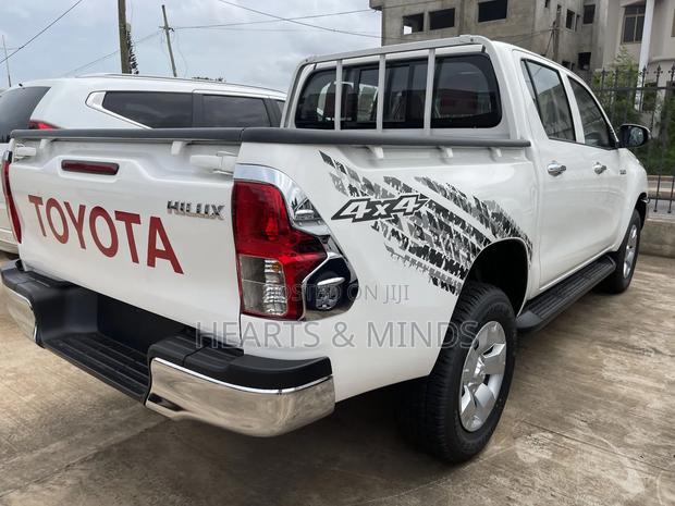 New Toyota Hilux 2023 White photo 4