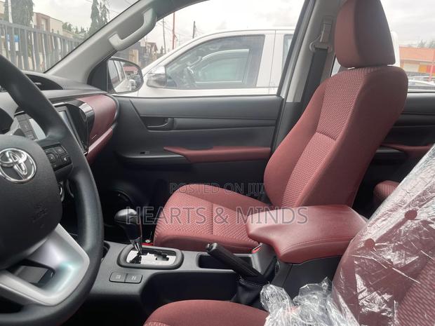 New Toyota Hilux 2023 White photo 5