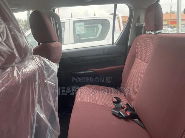 New Toyota Hilux 2023 White photo 6
