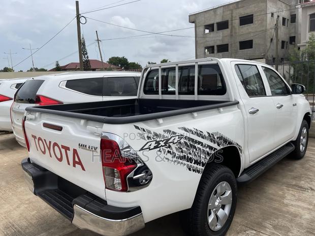 New Toyota Hilux 2023 White photo 7