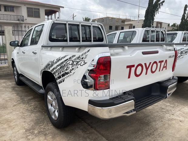 New Toyota Hilux 2023 White photo 8