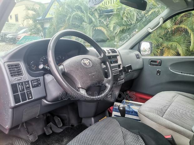 Toyota HiAce 2010 Red