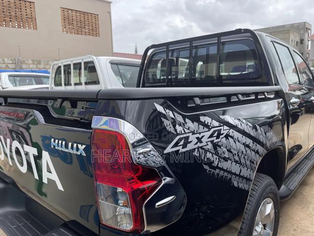 New Toyota Hilux 2022 Black photo 5