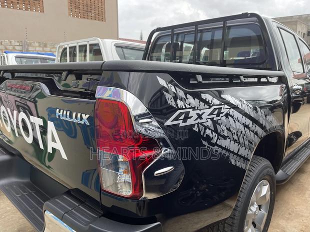 New Toyota Hilux 2022 Black photo 6