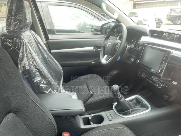 New Toyota Hilux 2022 Black photo 3
