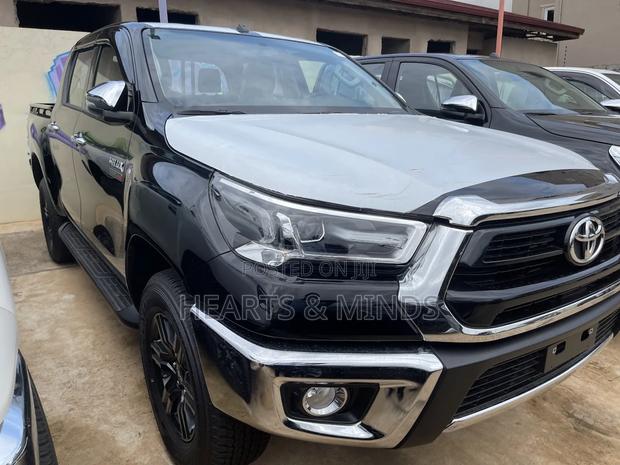 New Toyota Hilux 2022 Black photo 2