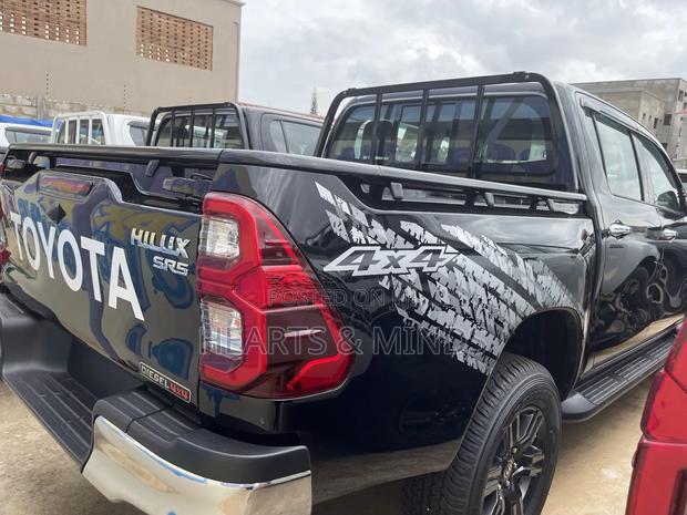 New Toyota Hilux 2022 Black photo 7